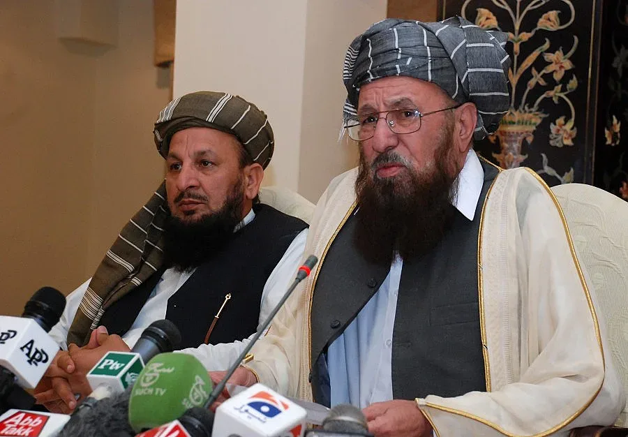 Осъдиха християни на смърт в Пакистан за SMS