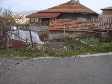 Младеж с „Мерцедес" се вряза в ограда в Кърджали