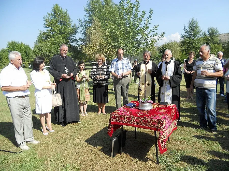 Почистват храма на Ванга за Великден