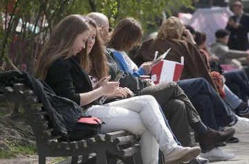 Издирват млади безработни, предлагат им работа