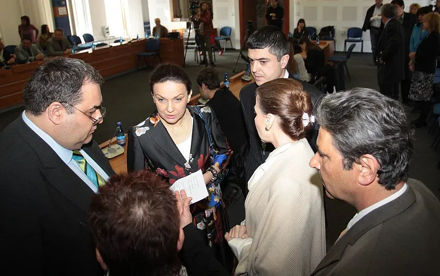 КОД към опонентите си: Не се изкушавйте от компромати