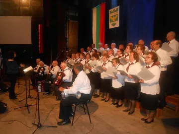 Гърци пяха „Хубава си, моя горо"