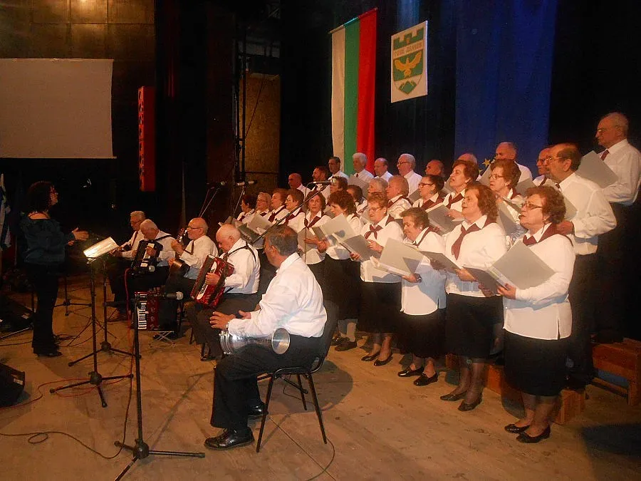 Гърци пяха „Хубава си, моя горо"