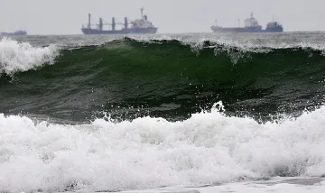 Водолази издирват капитан на кораб в Поморие