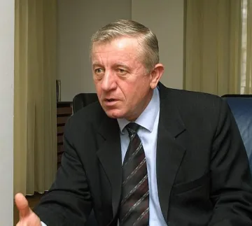 5-има внуци приземиха ген. Михо Михов