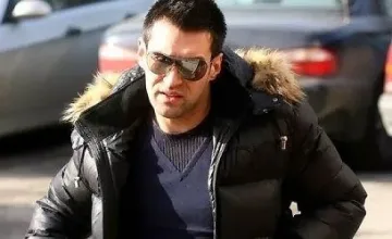 "Червените" пак четкат Камбуров