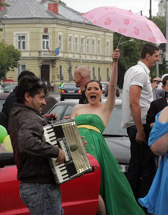 В деня за размисъл: Редуват сватби и балове