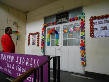 Спасената по чудо Пламена гледа бебето си на снимка