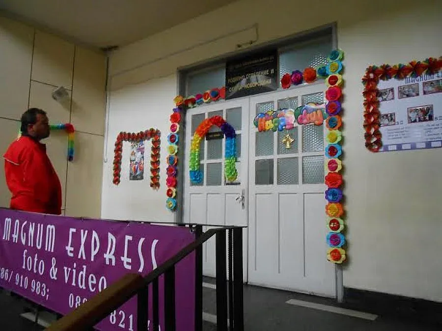 Спасената по чудо Пламена гледа бебето си на снимка