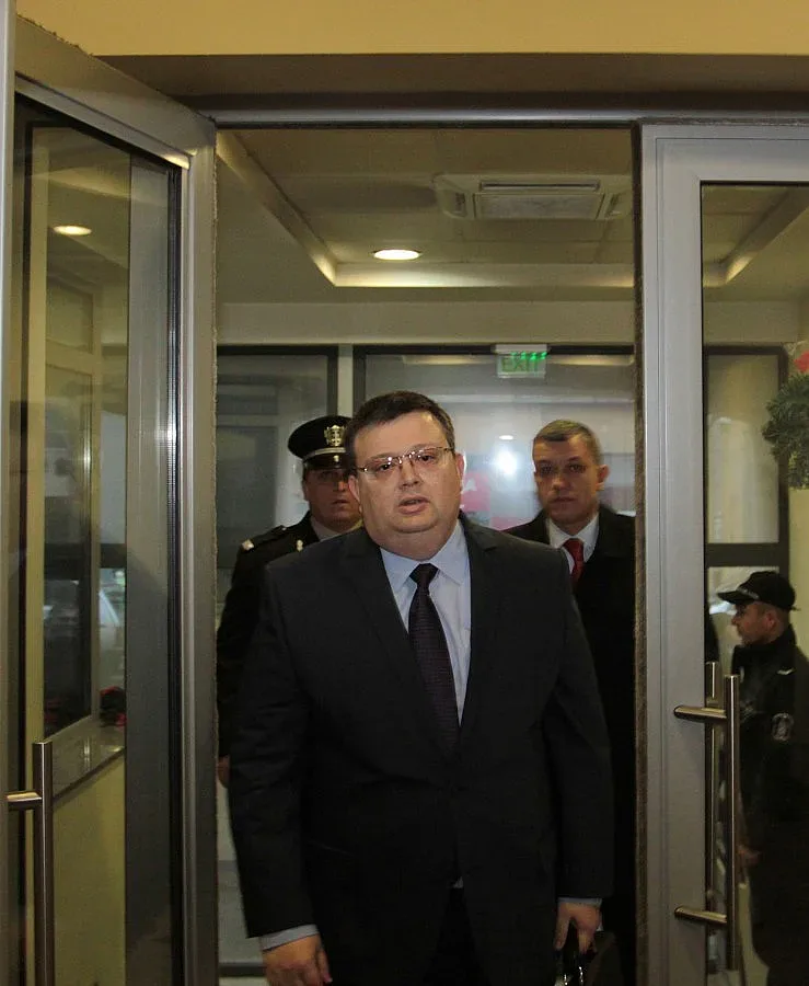 Цацаров строява ченгета за Генка