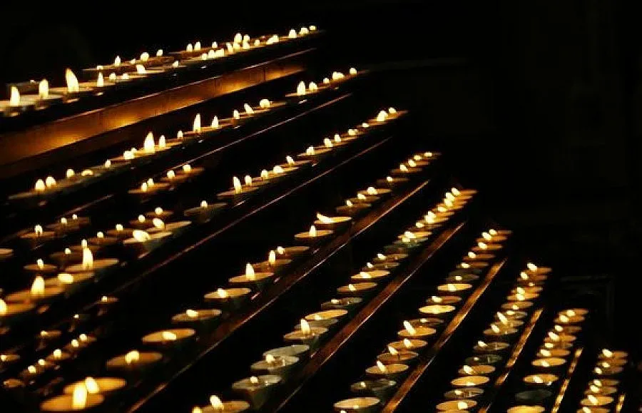 12 свещи за ангелите от Лим