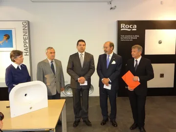 Бежанците във Враждебна и Военна рампа с испански WC и душове
