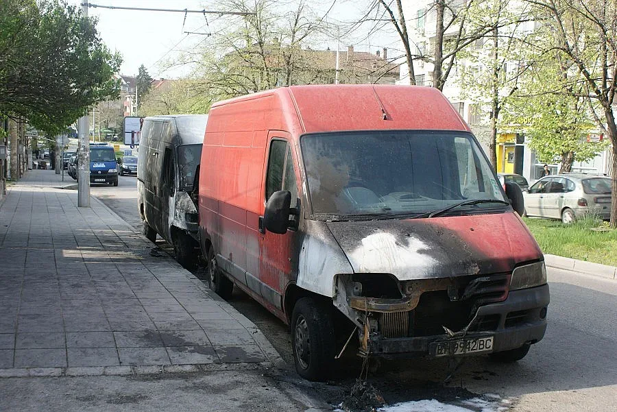 Подпалиха 2 буса за хляб