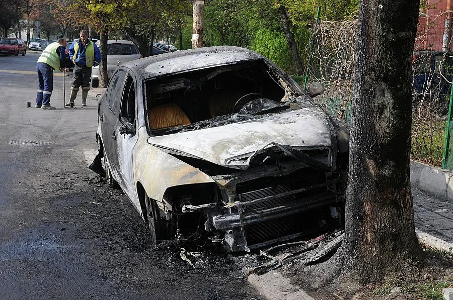 Цацаров иска обяснение за колите на Шикерова и Диков