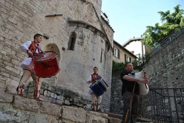 Близнаци с тъпан шашнаха Перуджа
