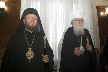 Връчват на Наум жезъл и кръст  