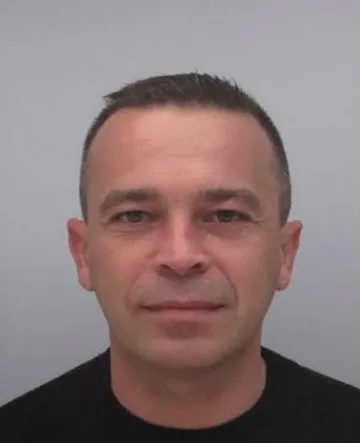 Миската Лора погребва татко си заради котка