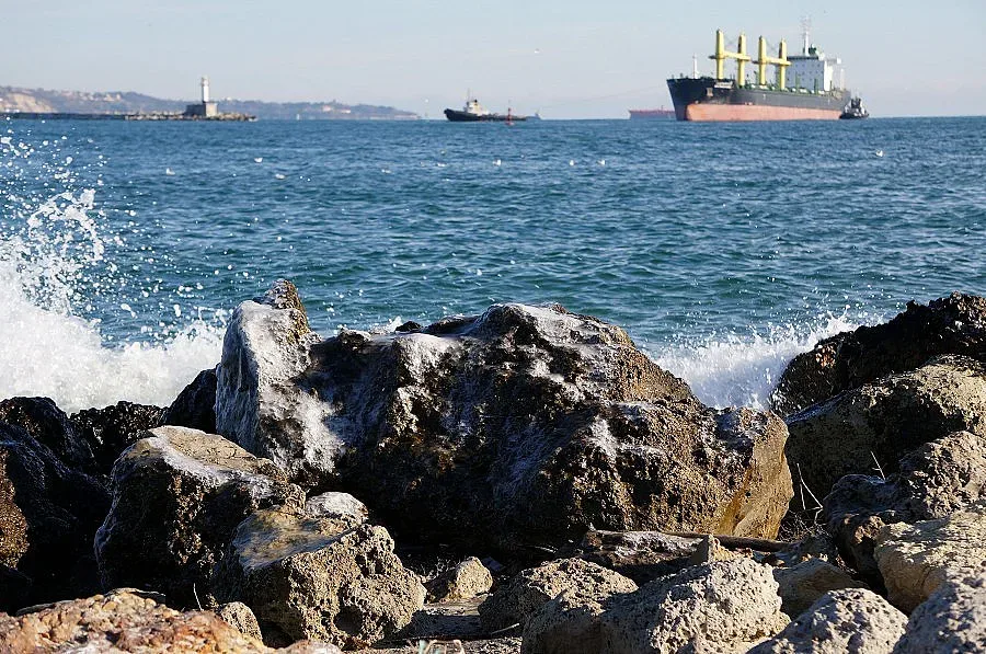 Морето настъпва с 18 декара на година