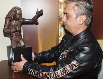 Кметъла си говори по жицата с АC/DC