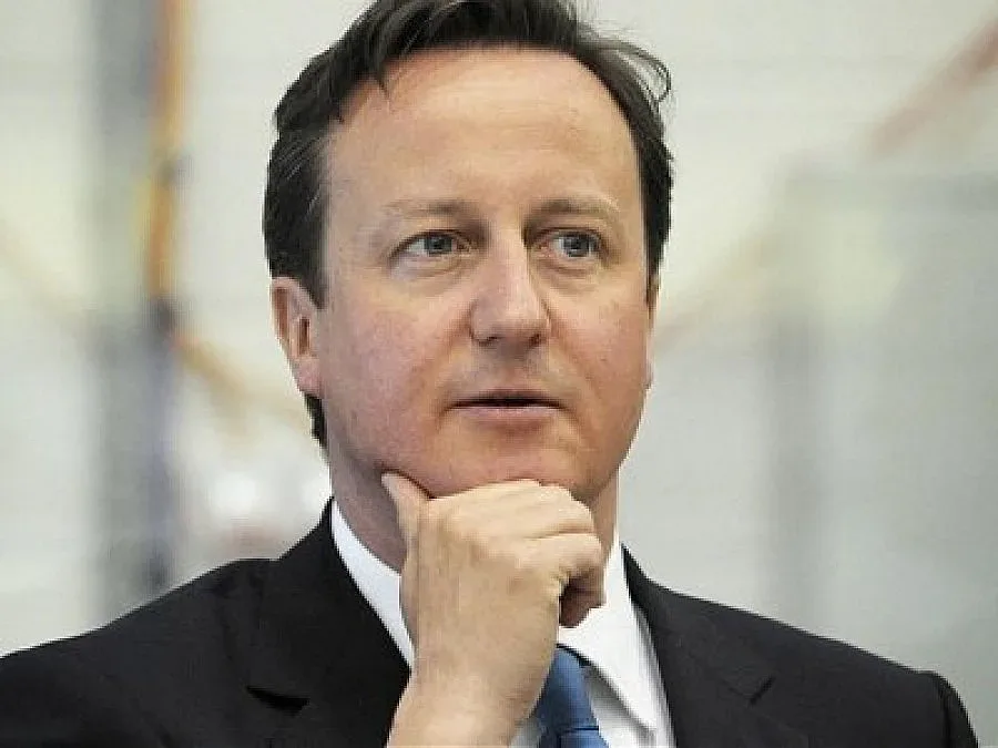 Камерън скочи на цената на новите фланелки на Англия 