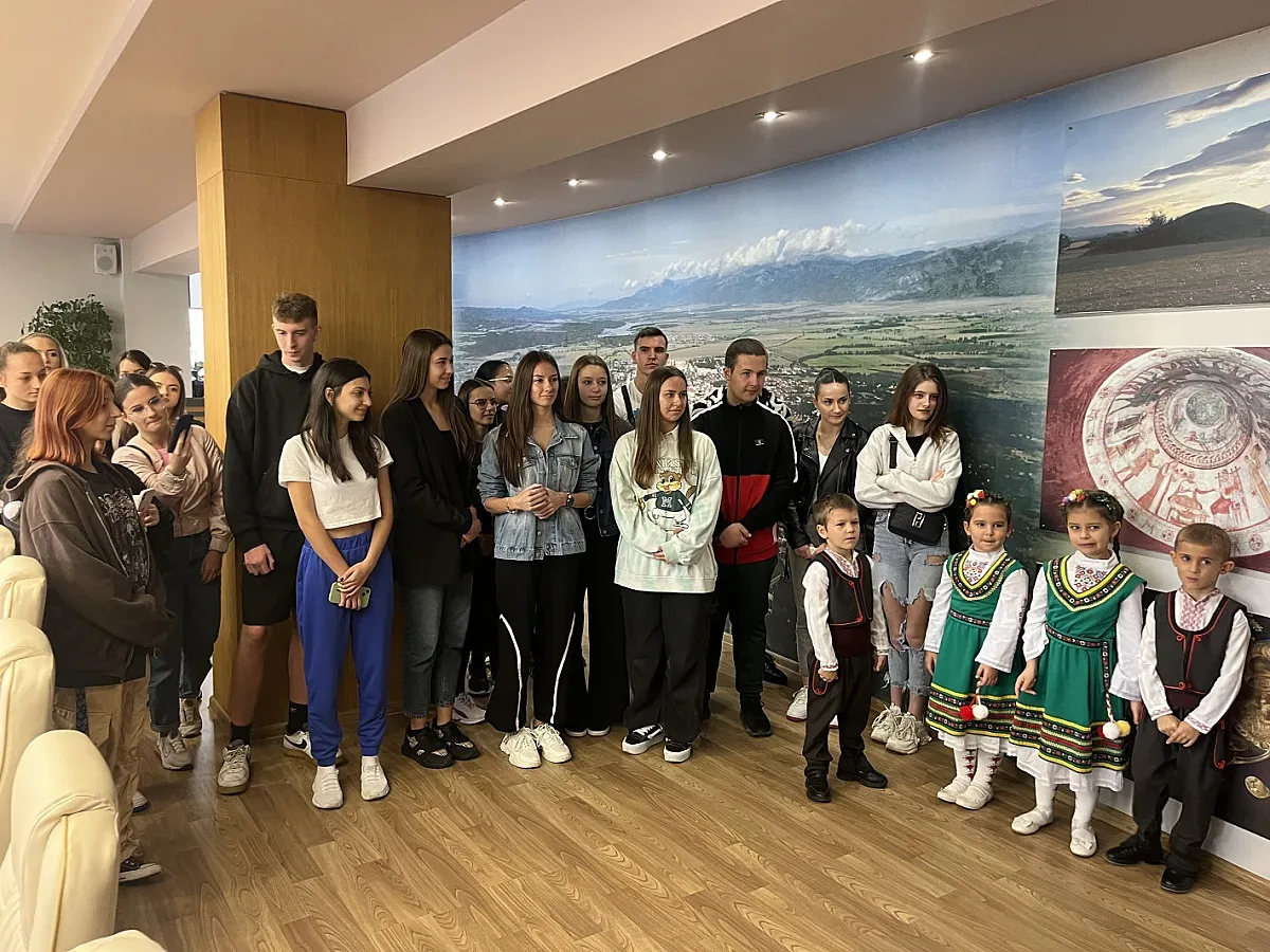 Деца на гости на кмета по случай Деня на българската община