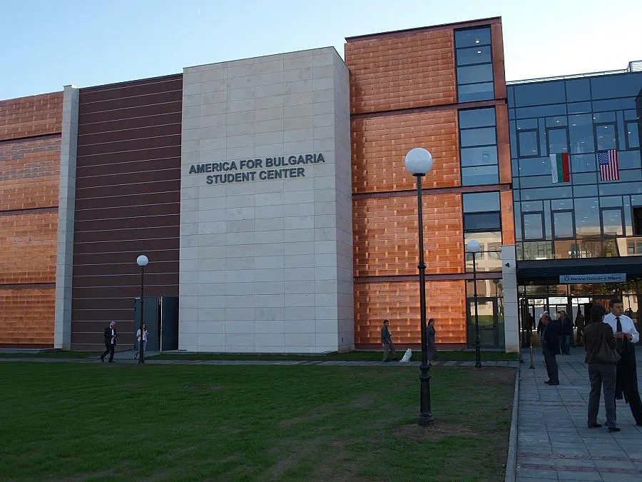 Известни компании търсят служители в АУБ