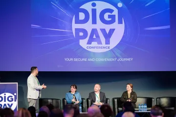 Кейт на ОББ асистира за извършване на гласови преводи в ОББ Мобайл