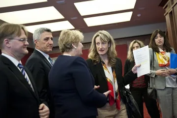 Златанова размаха пръст за спекулации с европари