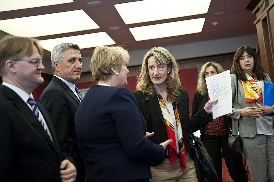 Златанова размаха пръст за спекулации с европари