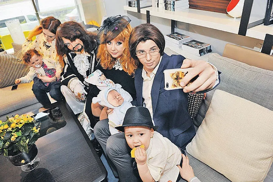 Алла и Галкин гледат децата на Киркоров