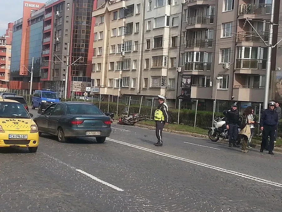 Моторист с опасност за живота след сблъсък с джип