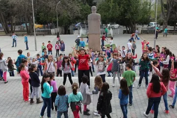 Училищен двор стана дансинг