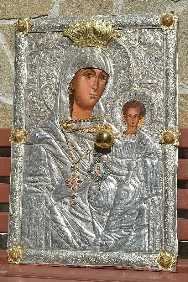 Тази събота в "Стандарт": Подарък икона "Богородица със златната ябълка"