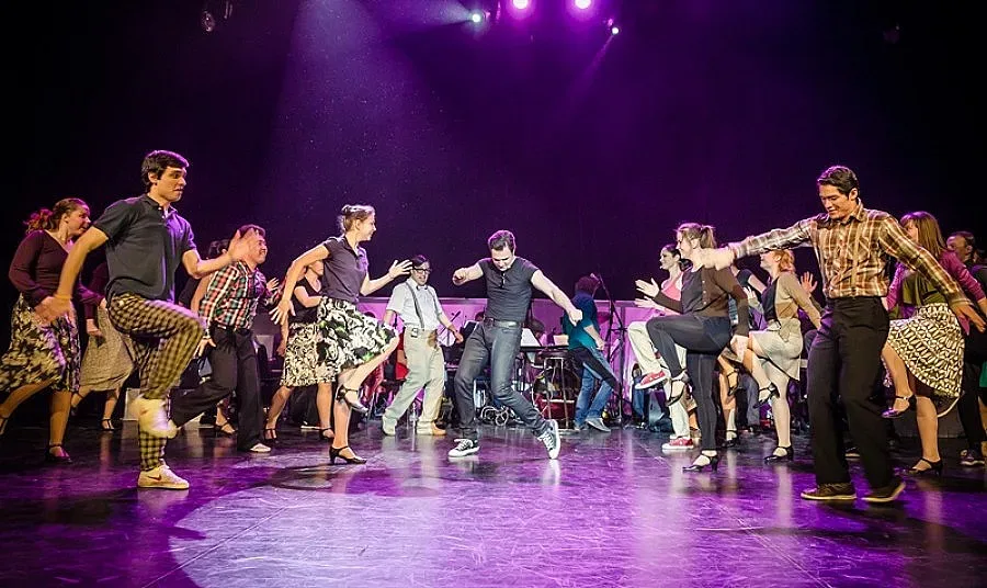 Мюзикъл на студенти с хитове на Елвис вдигна на крака публиката