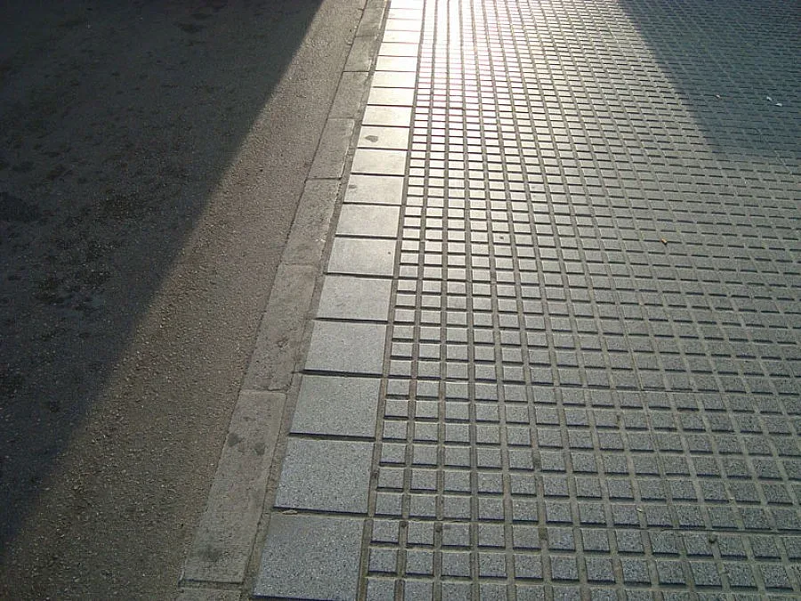 Фирми в битка за тротоари и осветление