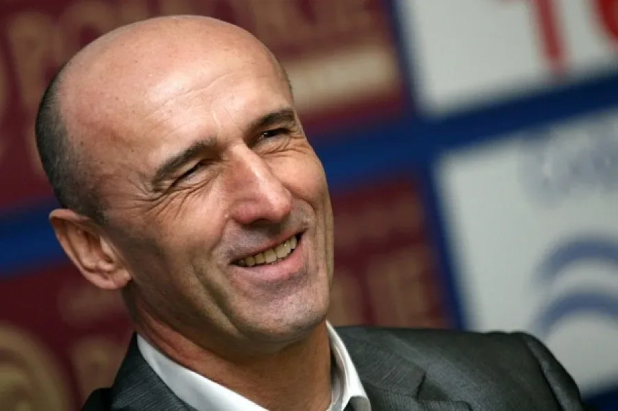 Миодраг Йешич сяда на стола на Загорчич