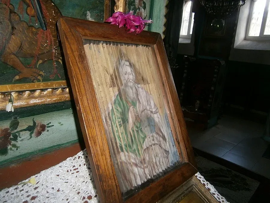 Анатемосано село се моли на 3D икона