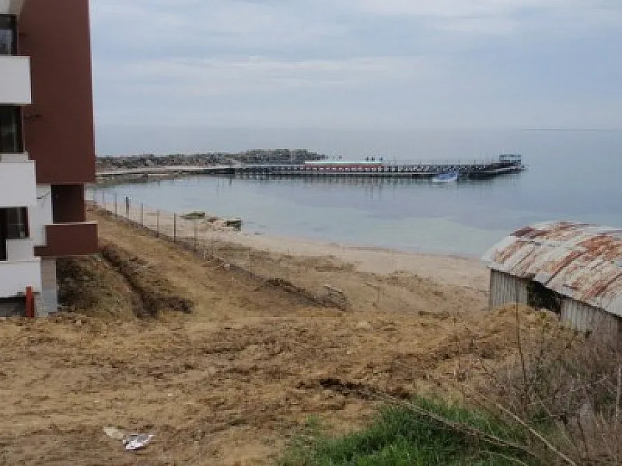 Хотелиер ограничи досъпа до кея в Равда