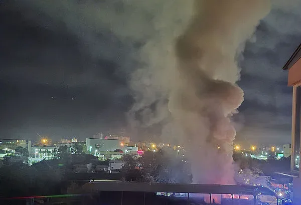 Адски пожар в Пловдив, черен облак над града