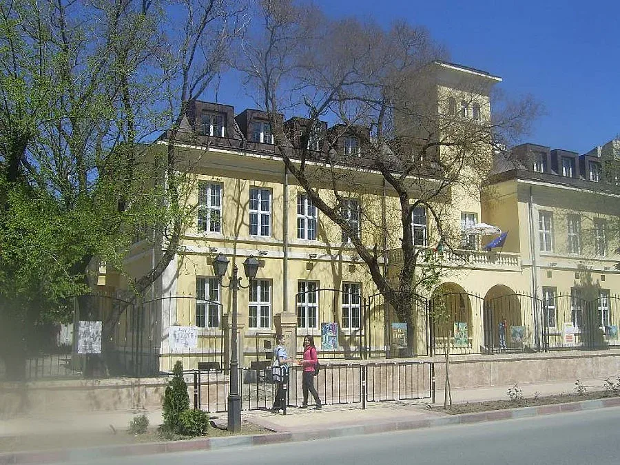 Бизнесмен откупи 9 картини на ученици от Сливен