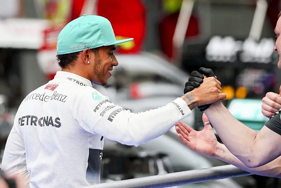 Хамилтън с „Мерцедес" триумфира в Гран При на Малайзия