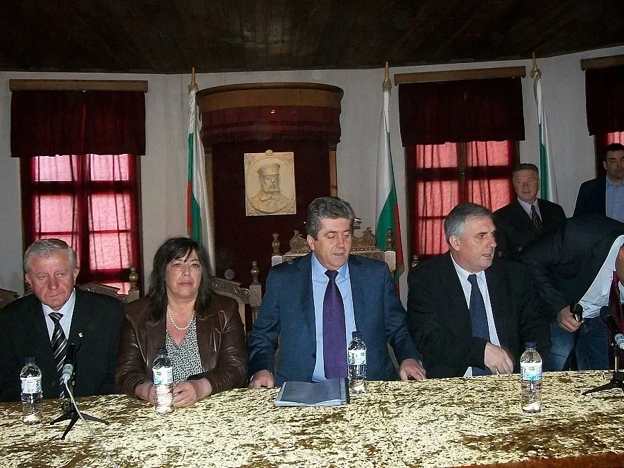 Ивайло Калфин води листата на АБВ