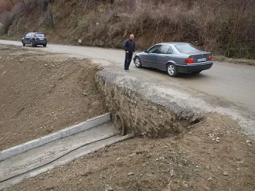 С подпорна стена спряха пропадане на път към 1600 души