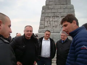 БСП с кампания за паметниците