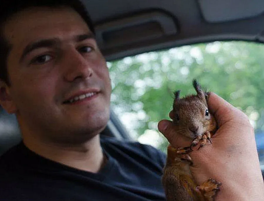 Неразделно приятелство между катерица и таксиметров  шофьор (СНИМКИ)