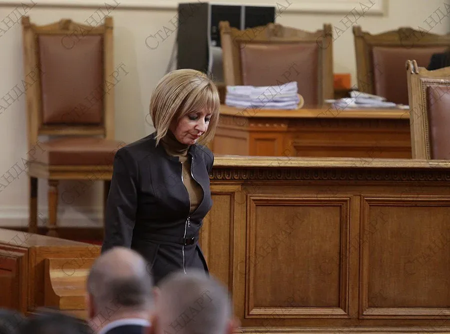 Манолова: ГЕРБ пазят кожата на президента