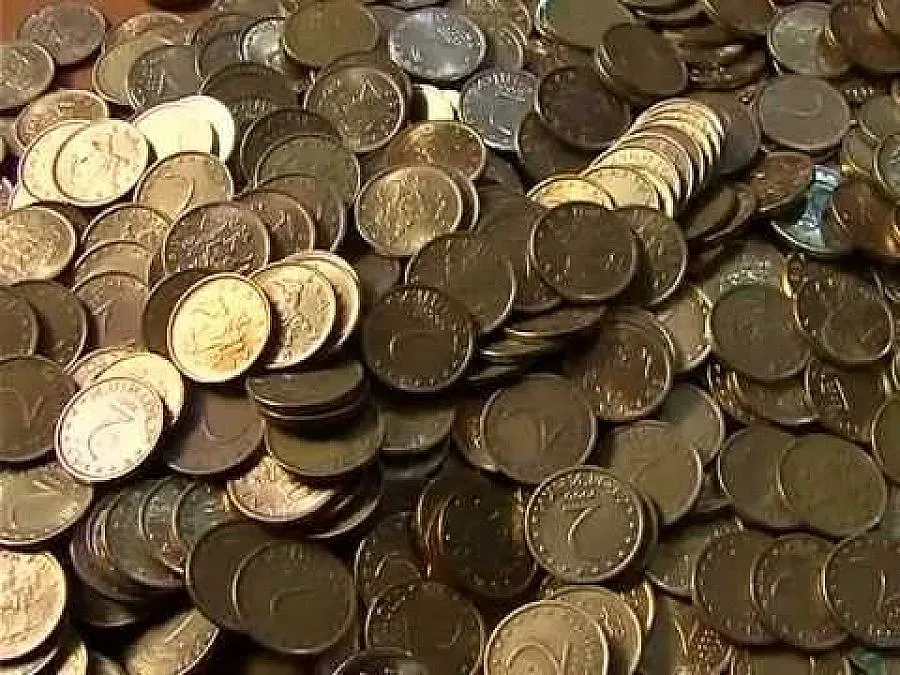 Видинчанин плати сметката си за ток с 22 кг жълти стотинки