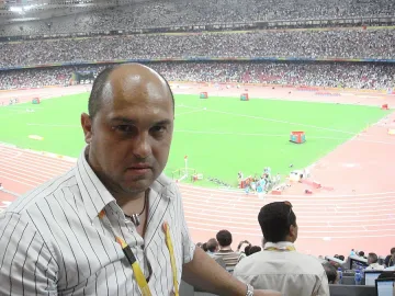 Нападнаха топ спортен журналист в столицата