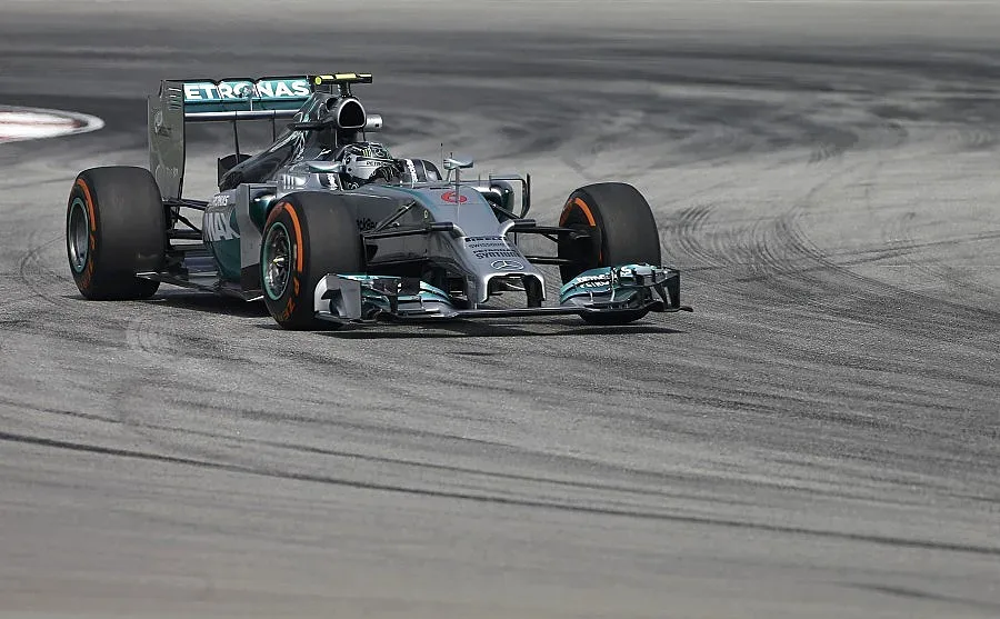 Мерцедес доминира на Сепанг