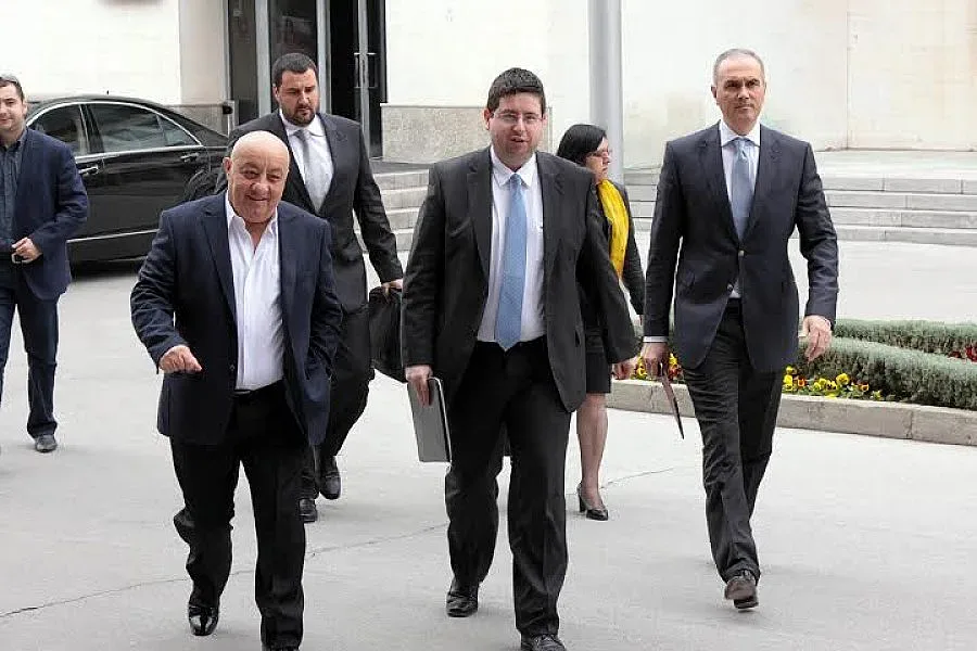 И чиновниците с бонуси за Великден